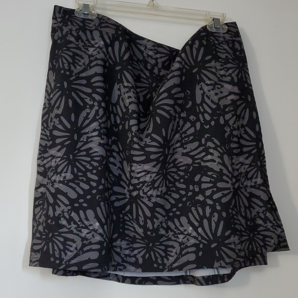 Ripskirt Hawaii Black and Gray Floral A-Line Wrap Beach Skirt, XL, 16-18